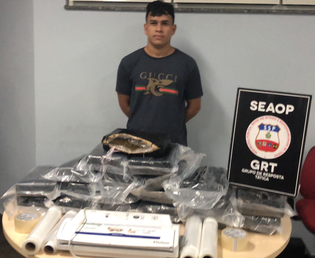 Homem é preso acusado de abastecer bocas de fumo em carro de luxo em Manaus