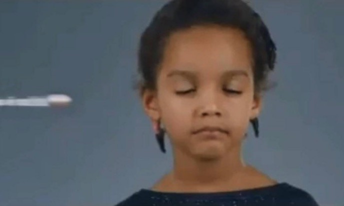 Alckmin ataca Bolsonaro com propaganda em que bala quase atinge cabeça de criança  