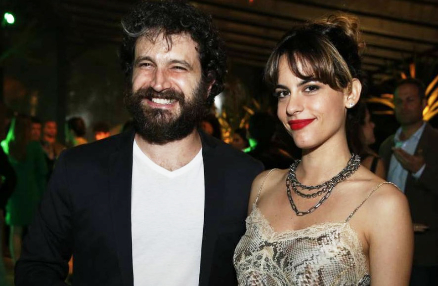 Sucesso com mulherada em novela, Caco Ciocler termina relacionamento de 5 anos