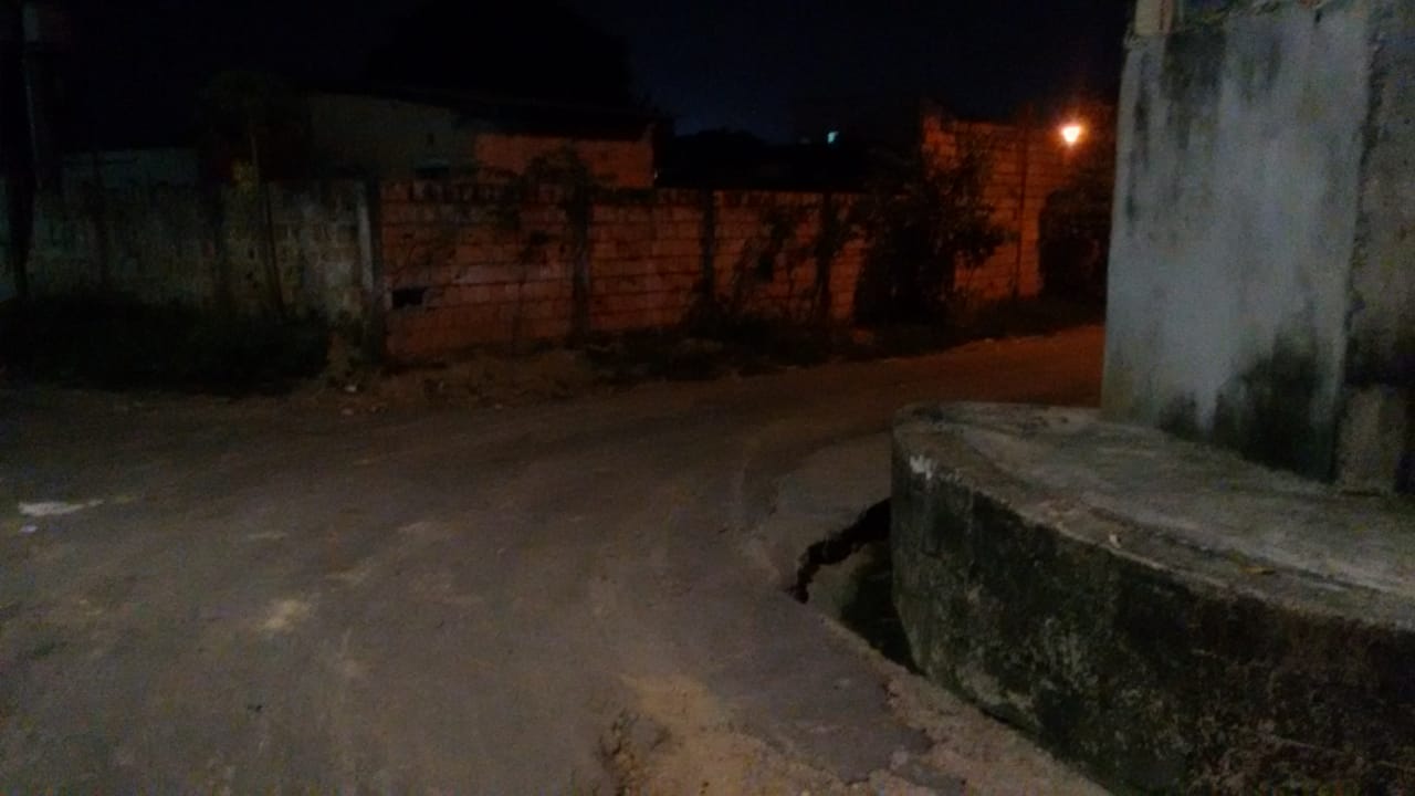 Homem é atacado a terçadadas após cachorro de vizinha aparecer com corte em Manaus