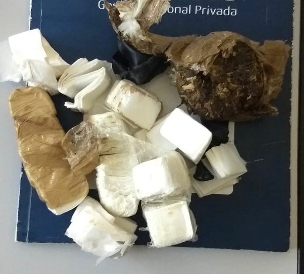 Mulher tenta levar drogas nas partes íntimas para UPP e preservativo estoura