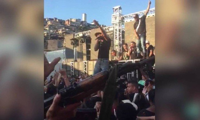 MPE vai analisar vídeo de MC candidato cantando em baile com homens armados