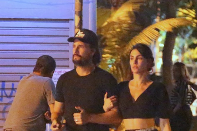 Em momento raro, Rodrigo Santoro e Mel Fronckowiak são flagrados em jantar