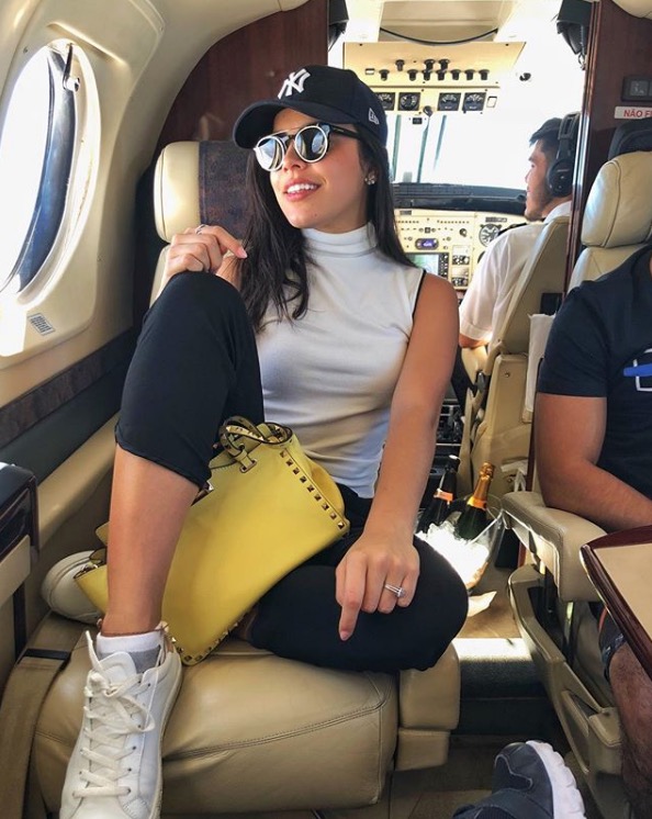 Namorando bilionário, ex-BBB Mayla ostenta em jatinho e viagem