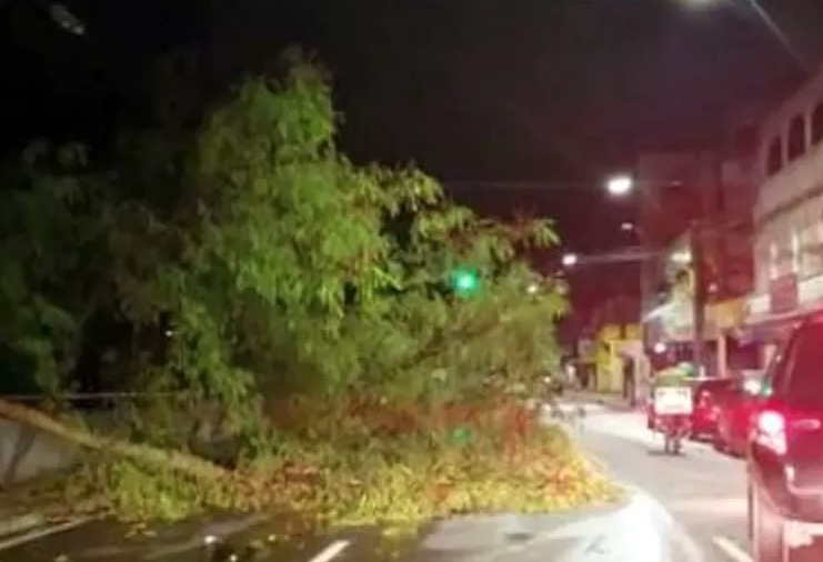 Temporal deixa rastro de destruição e moradores no escuro em Manaus