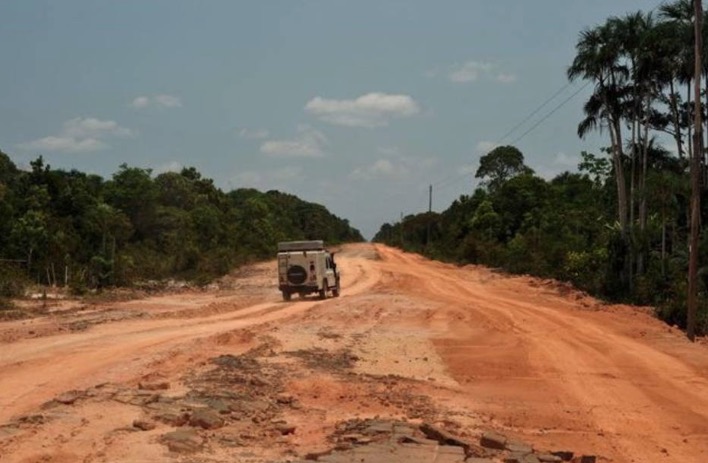 Burocracia barra asfalto em estrada há 17 anos, destaca jornal