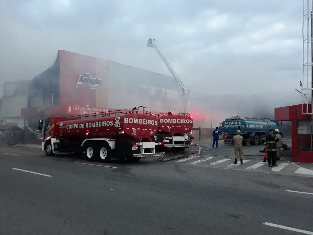 Incêndio destrói supermercado Big Amigão e deixa moradores em pânico em Manaus
