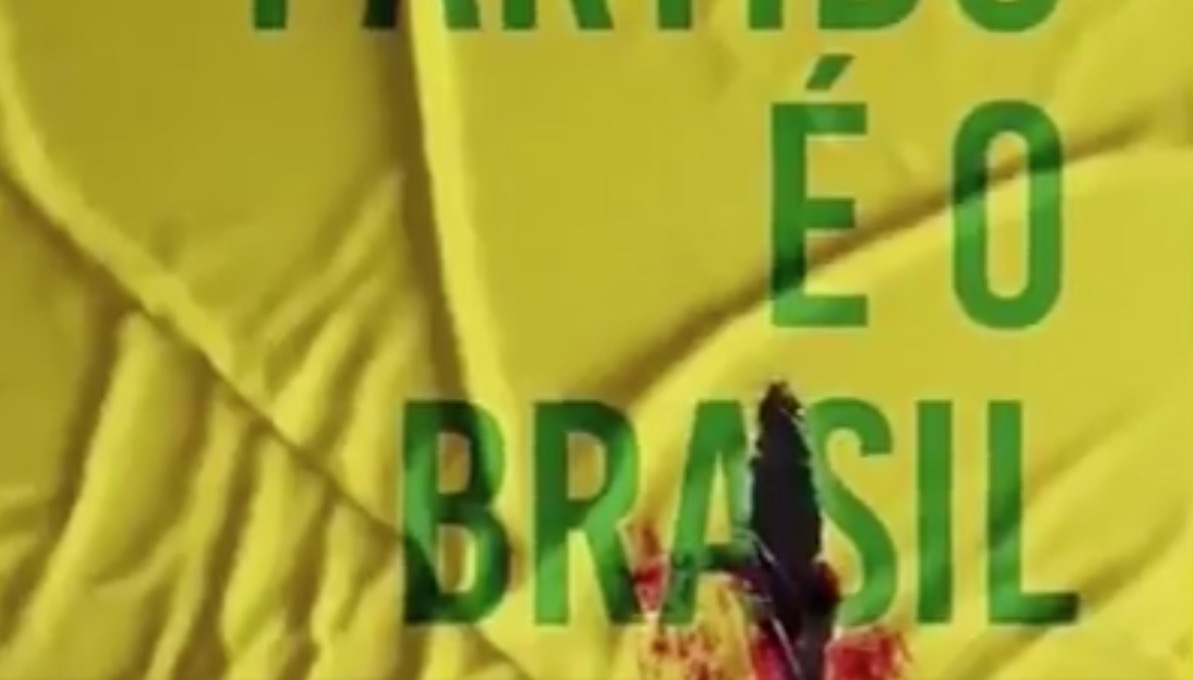 Nova campanha de Bolsonaro recria camisa com sangue e deve mostrar facada