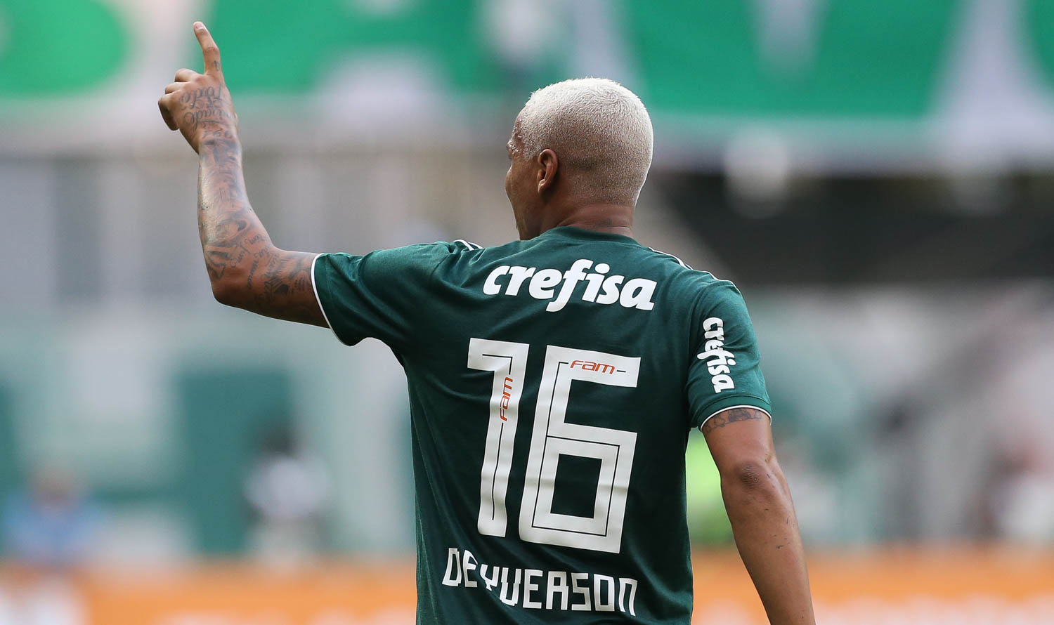 Com gol de Deyverson, Palmeiras bate o Corinthians em clássico