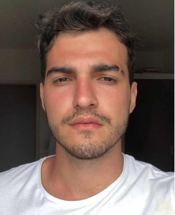 Cantor Jão tem Twitter hackeado e é atacado com mensagens homofóbicas e pró-Bolsonaro 