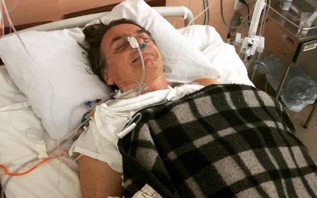 Filho diz que Bolsonaro teve 'noite delicada', mas passa bem