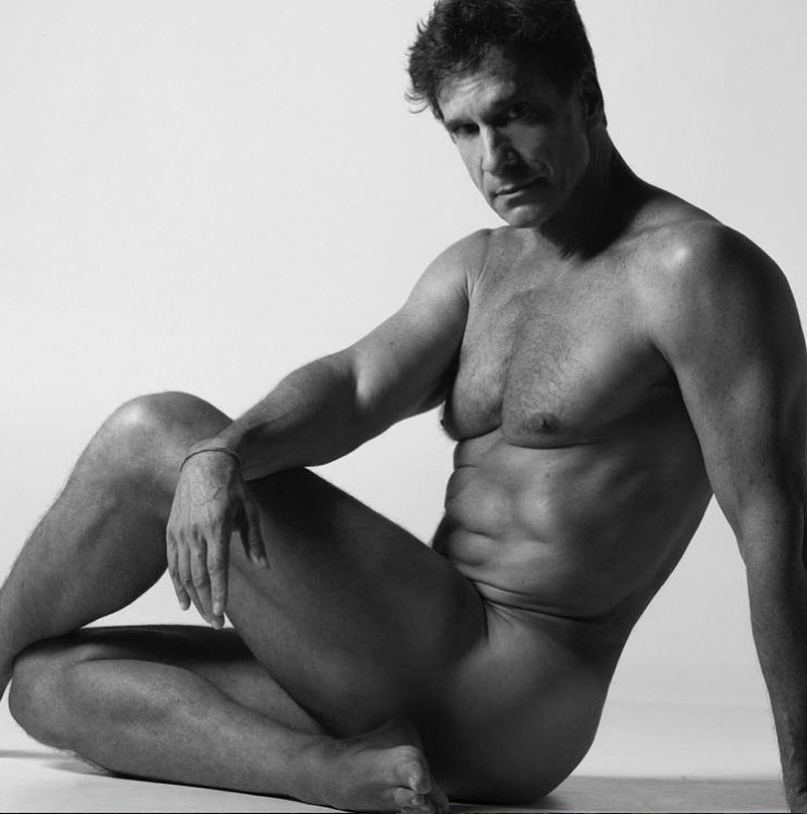 Aos 60 anos, Victor Fasano posa nu e impressiona com corpo sarado