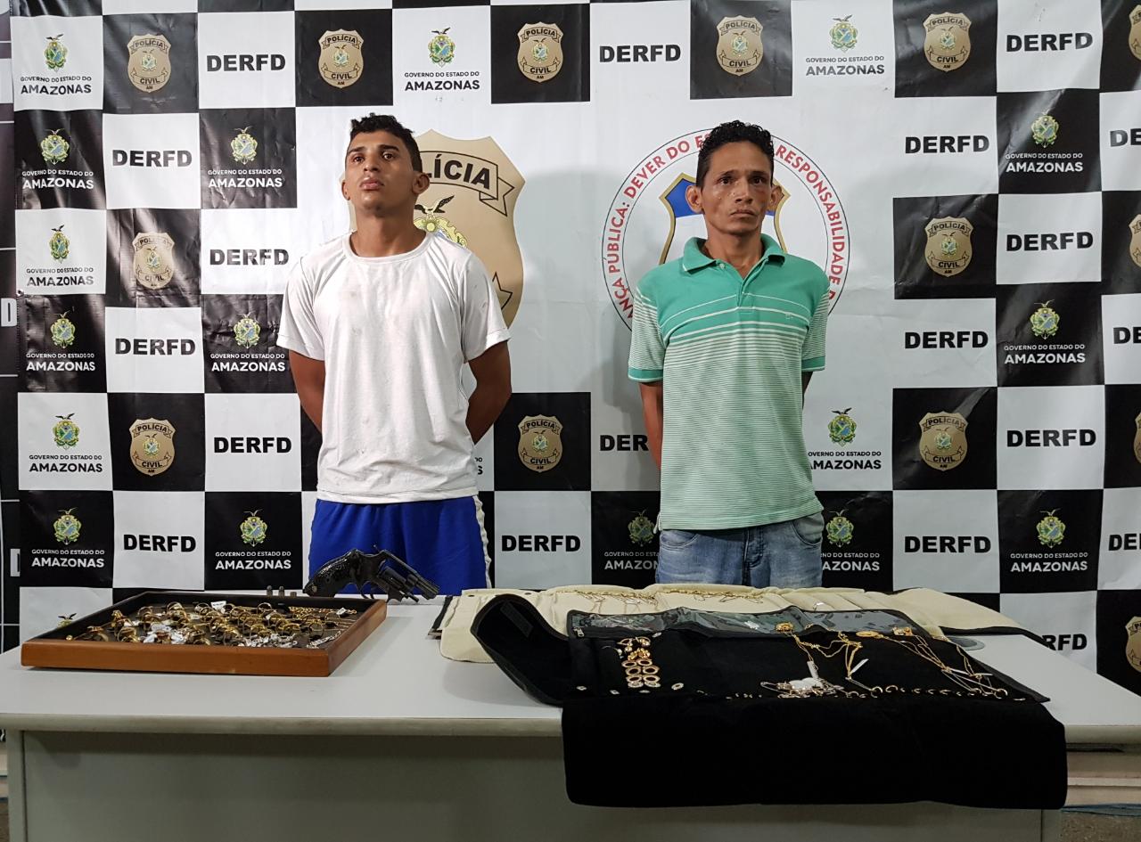 Após roubar motocicleta, dupla é presa em flagrante ao assaltar joalheria em Manaus