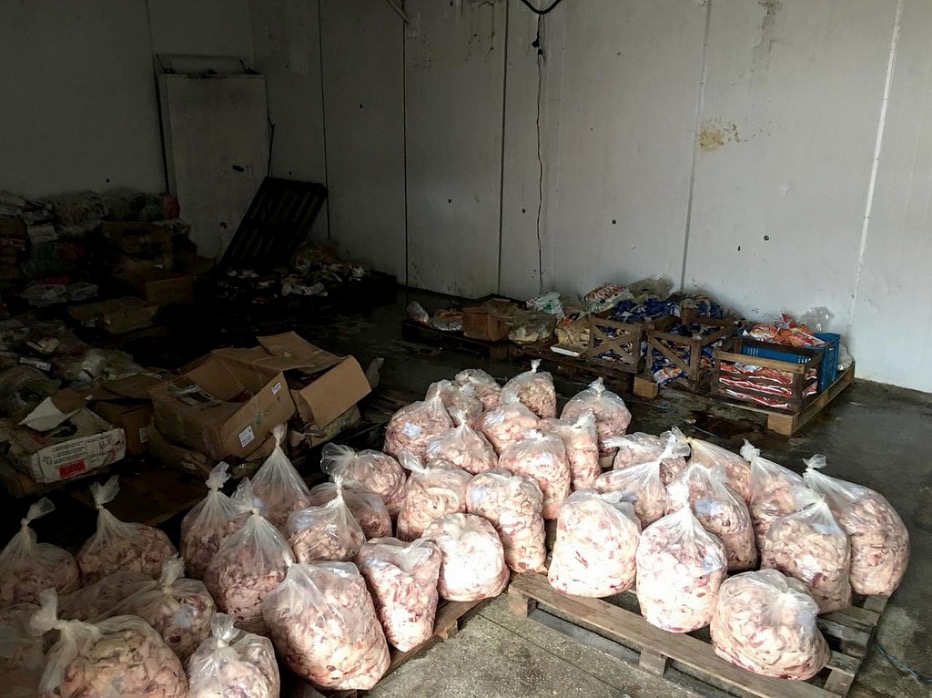 Mais de 1 tonelada de alimentos é apreendida em frigorífico clandestino em Manaus