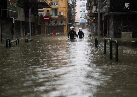 Tufão Mangkhut chega à China após deixar 29 mortos nas Filipinas