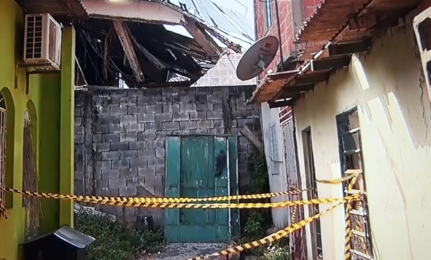 Telhado de casa desaba ao ser atingido por escombros do Big Amigão