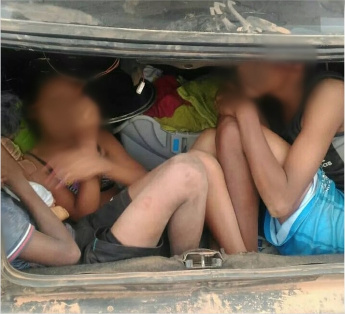 Motorista sem CNH é flagrado com 16 passageiros em carro