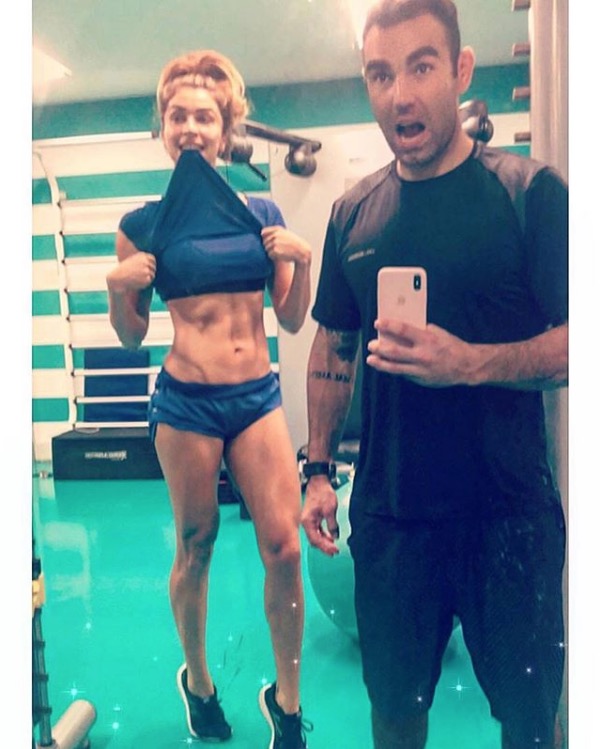 Grazi Massafera exibe barriga definida em foto com personal 