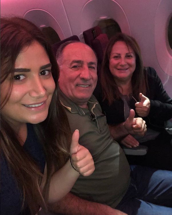 Irmã de ex-BBB Kaysar posta foto com os pais a caminho do Brasil