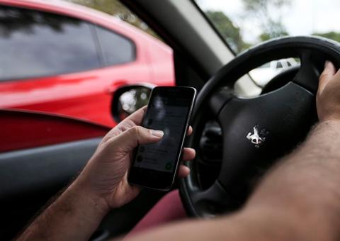 Multas por uso de celular ao volante crescem 33% em 2018