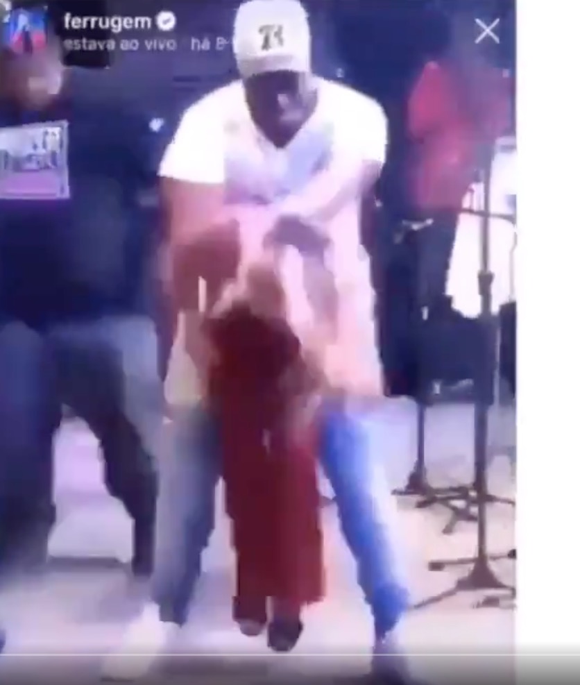 Mulher sobe no palco de Ferrugem e é surpreendida com simulação bizarra de sexo 