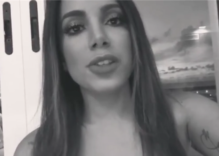Pela primeira vez, Anitta se posiciona oficialmente contra Bolsonaro 'Ele não'
