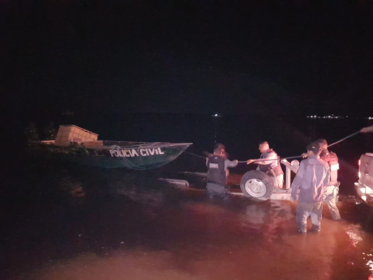 Com sigla da Polícia Civil, lancha usada por 'piratas' é apreendida no Amazonas