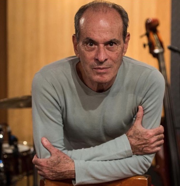 Ney Matogrosso flagra OVNI no céu e divulga vídeo