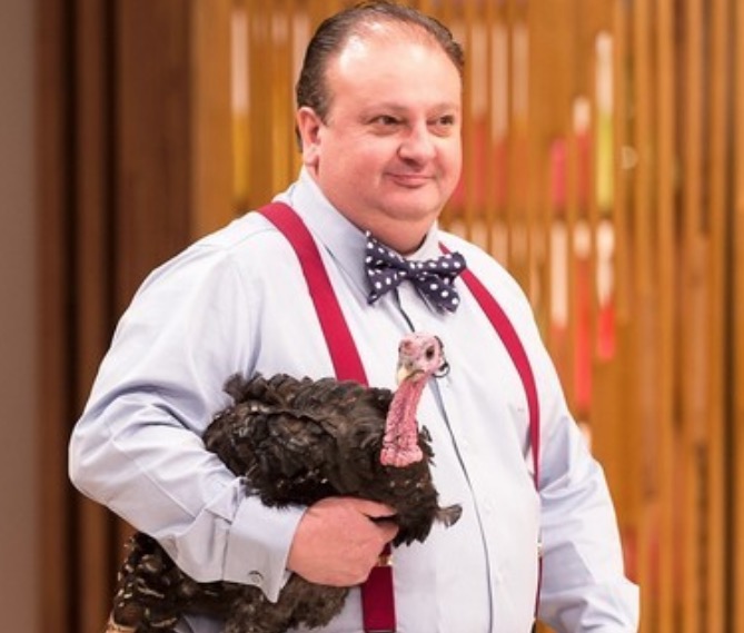 Jurado do Masterchef, Erick Jacquin é flagrado em clima de intimidade com morena em boate de Manaus 