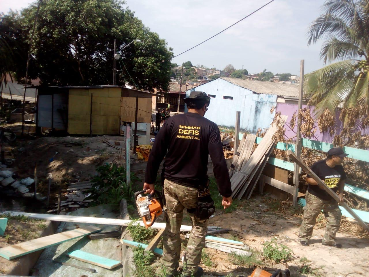 Ocupações irregulares são retiradas de área de preservação permanente de Manaus 