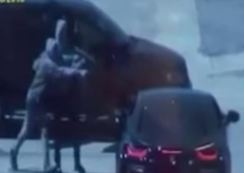 Câmera flagra momento que rapper XXXTentacion é morto a tiros; Veja