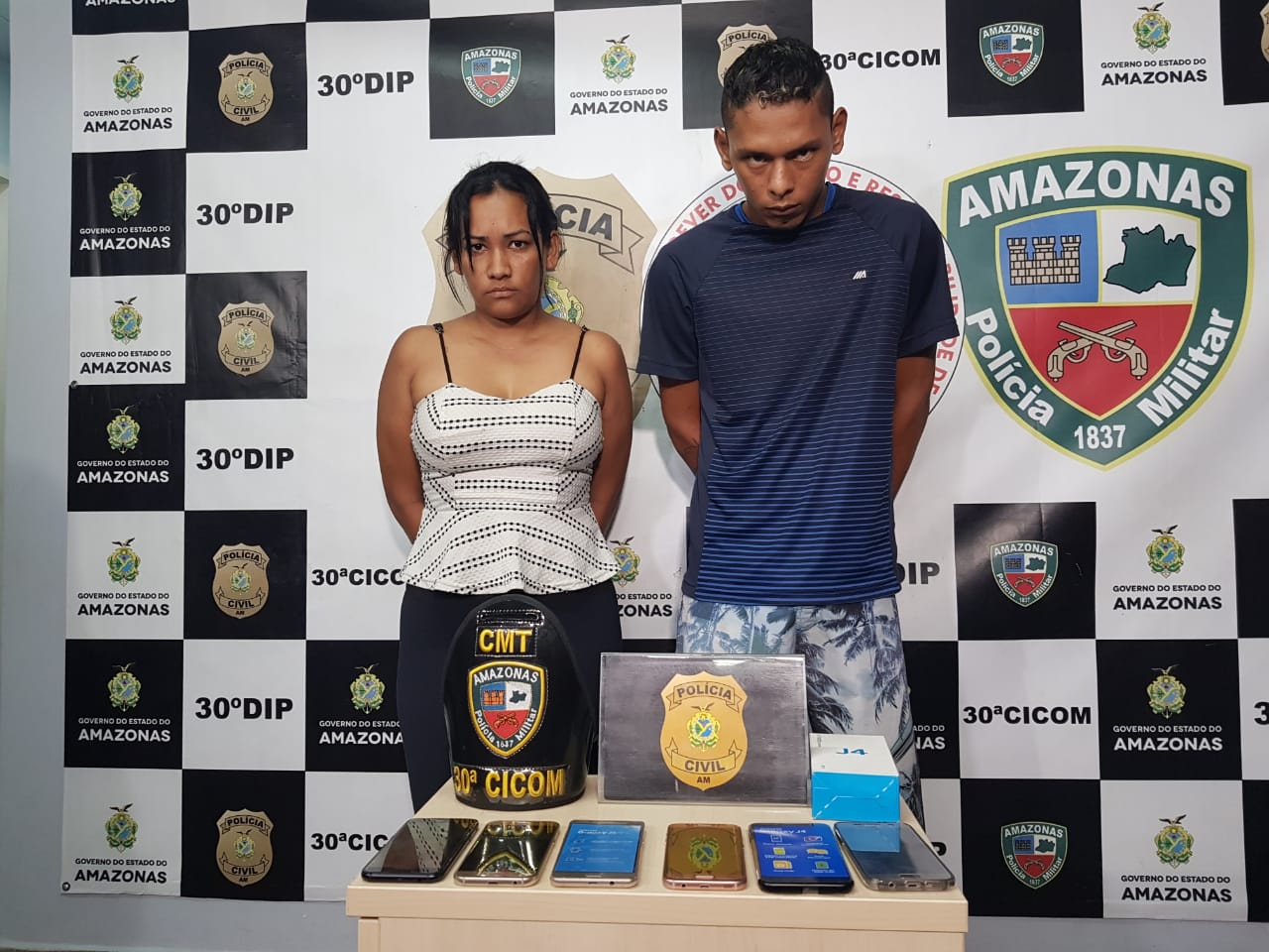 Dupla suspeita de invadir loja em shopping e roubar celulares é presa em Manaus