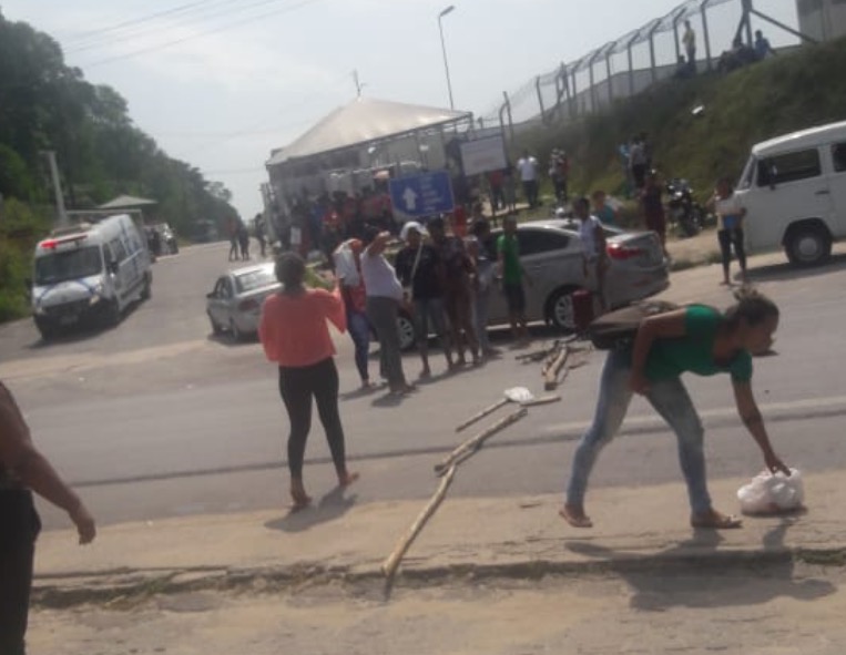 Grupo bloqueia estrada e causa tumulto na entrada de presídio em Manaus 