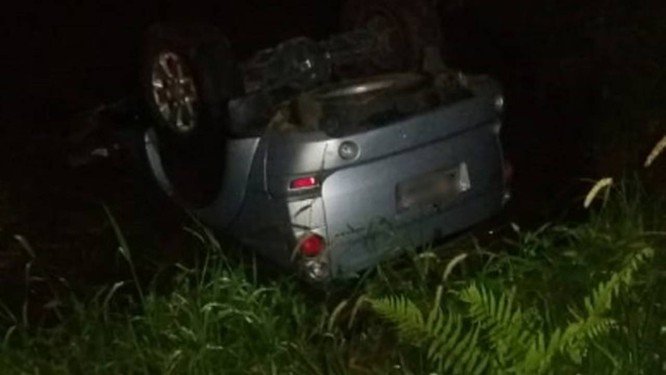 Carro de candidato ao governo cai em córrego após ser baleado em estrada