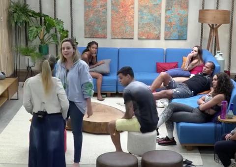 A Fazenda 10: Ana Paula Renault empurra Nadja e internautas pedem expulsão