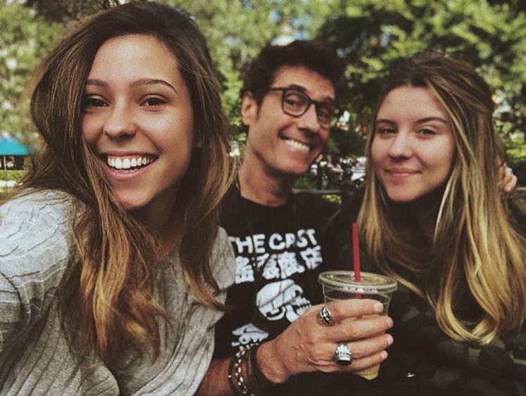 Em rara aparição, Dinho Ouro Preto posa com as filhas e é chamado de ‘sogrão’ na web