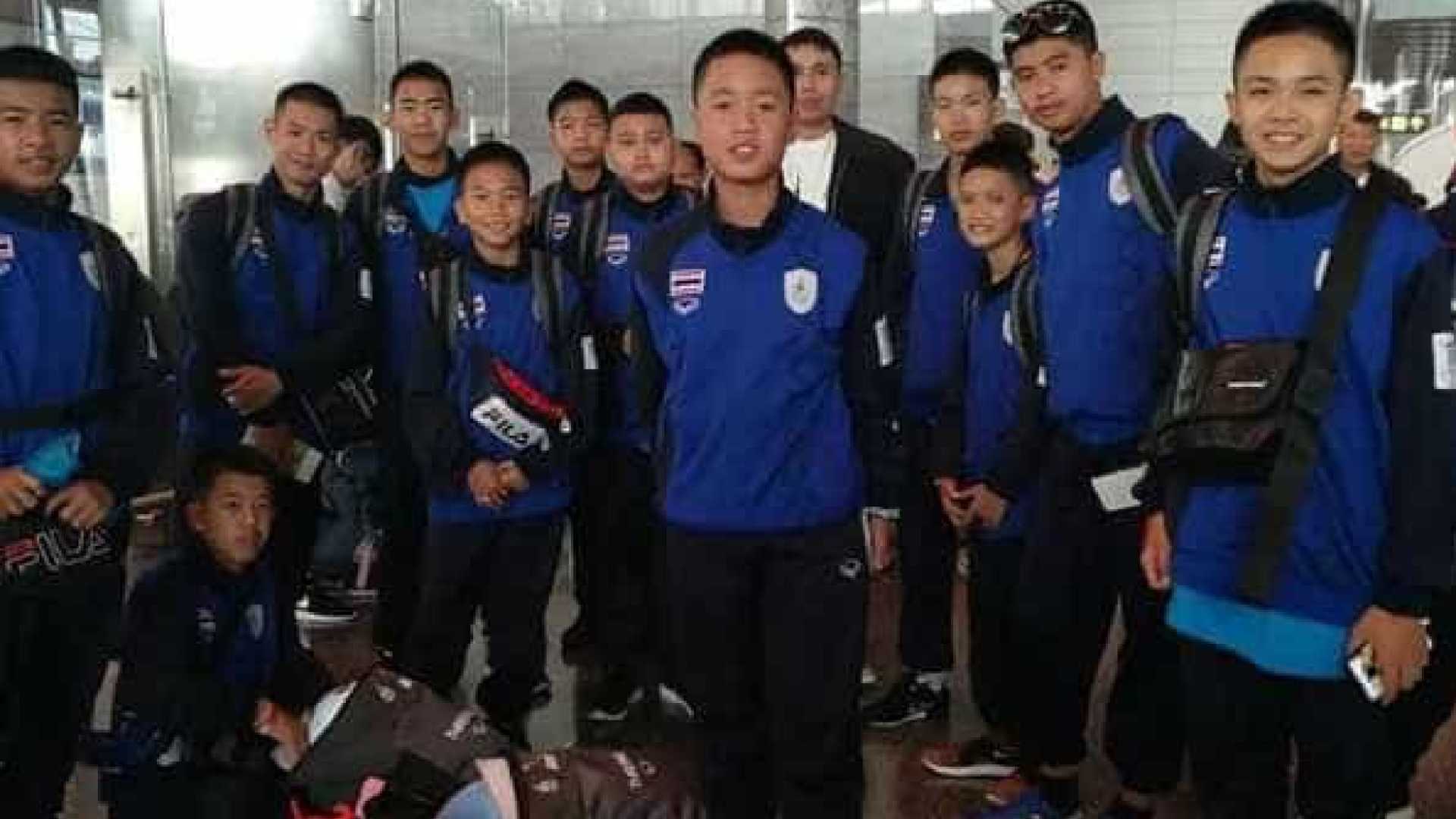 Garotos que ficaram presos em caverna na Tailândia fazem mini tour por São Paulo