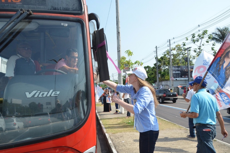 Vanessa encerra campanha com carreata na Zona Norte