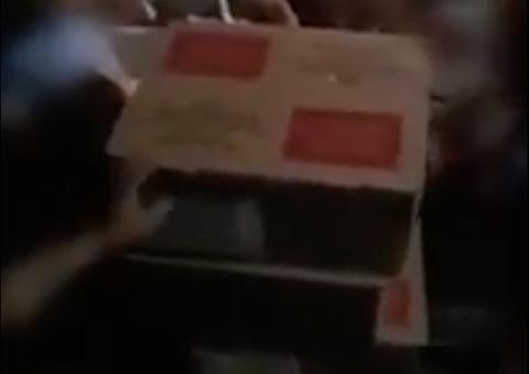 Em vídeo, moradores exibem urnas eletrônicas encontradas no meio da rua em Manaus