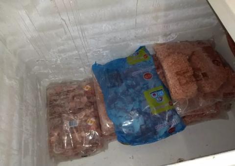 Grupo invade escola, furta carne e come bolo que seria servido para crianças