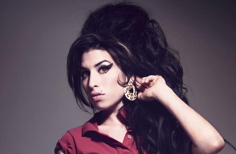 Amy Winehouse voltará aos palcos na forma de holograma, afirma pai da cantora