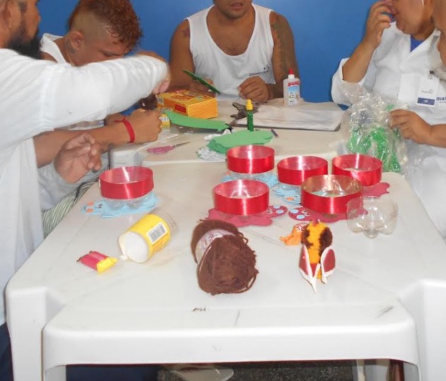 Presidiários fazem brinquedos para o dia das crianças 