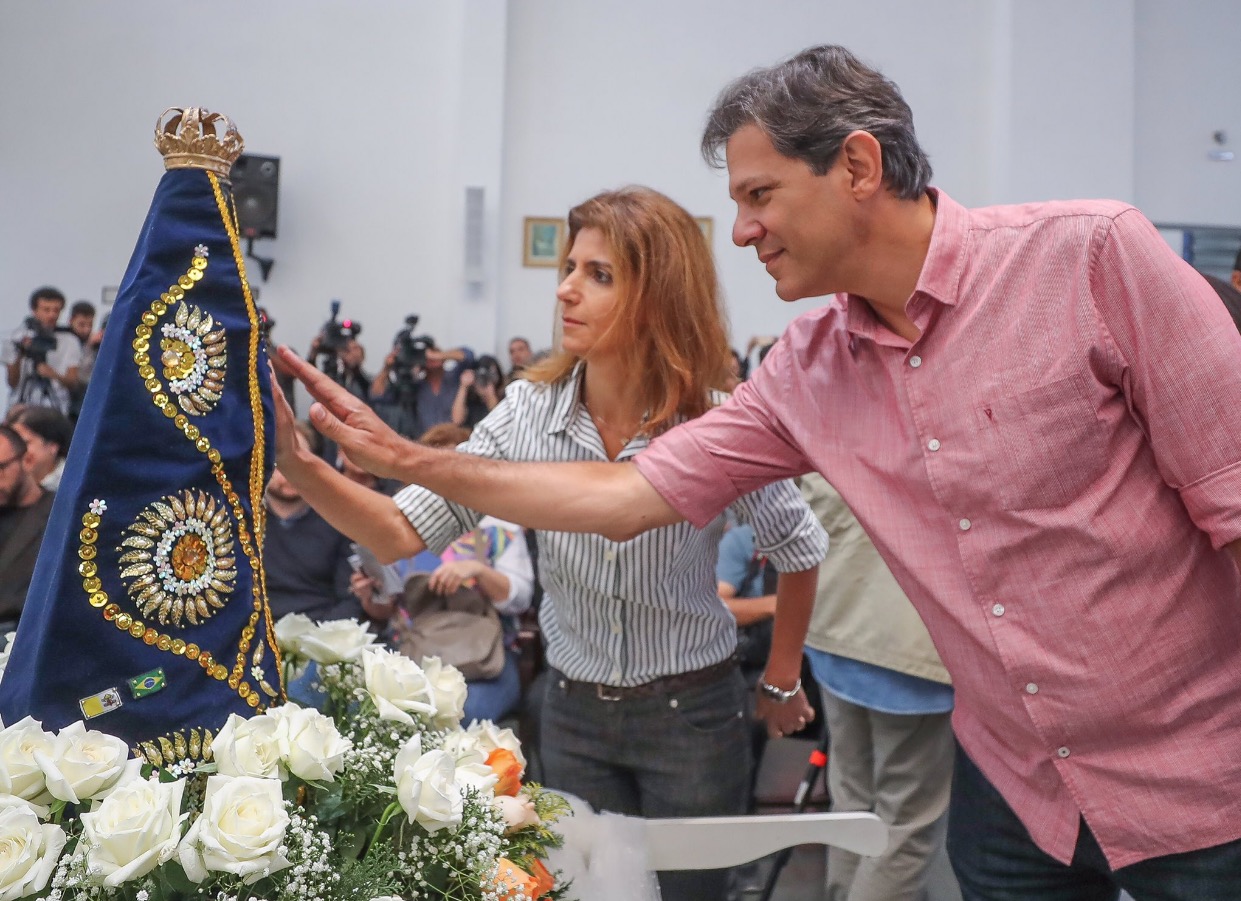 Haddad discute com mulher em igreja católica; 'ele é um abortista'
