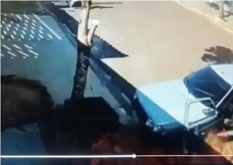 Vídeo: Ladrões se atrapalham em tentativa de assalto após carro descer rua sozinho