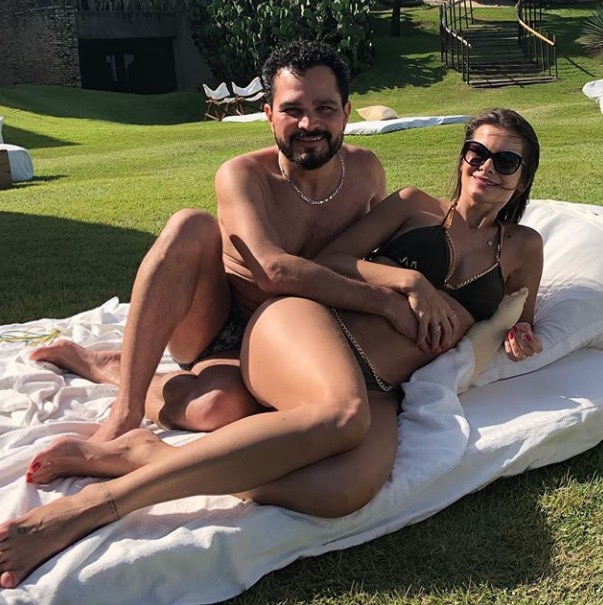 Após polêmicas com ex, Luciano Camargo faz viagem romântica com esposa: '15 anos de casados'