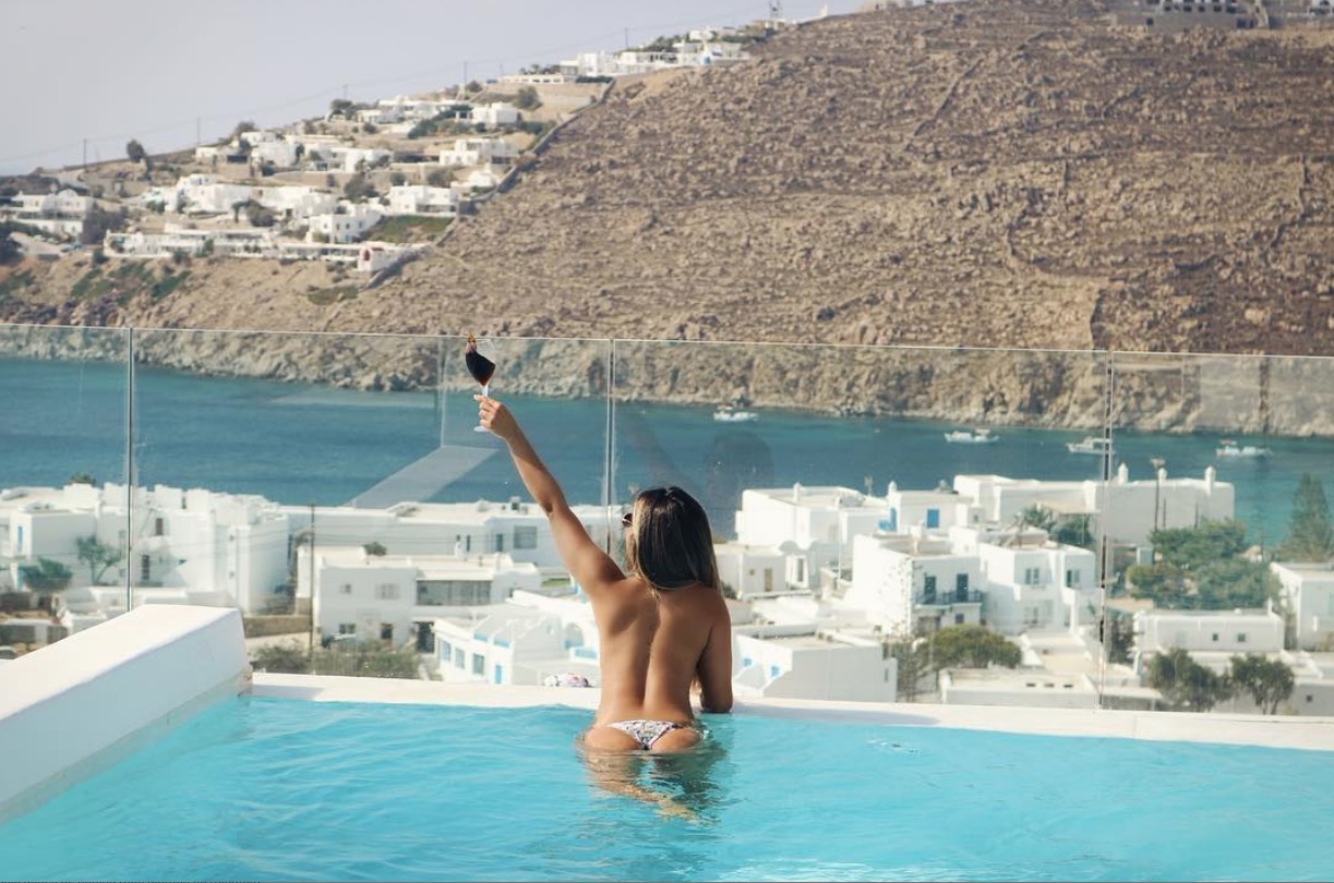 Mileide Mihaile tira o sutiã e empina bumbum em viagem a Grécia