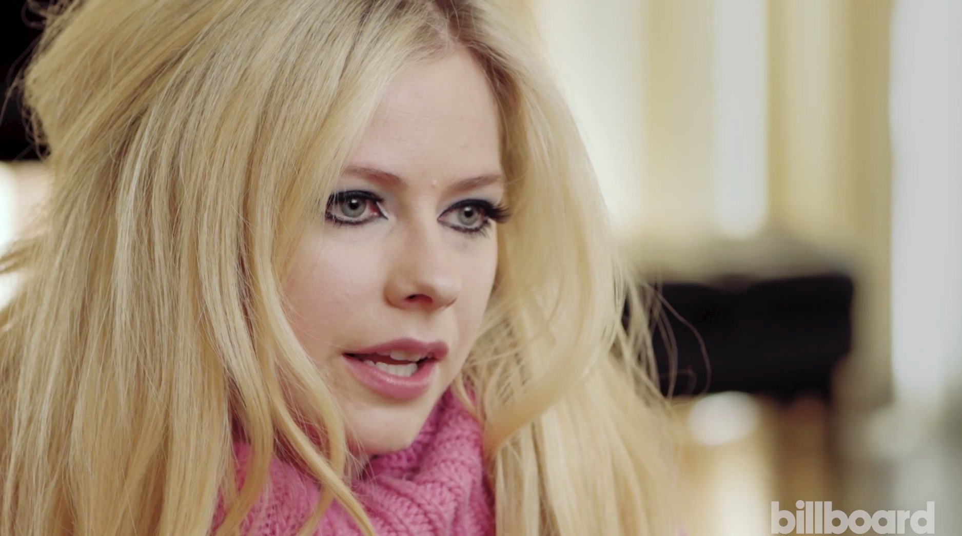 Após passar 2 anos de cama, Avril Lavigne revela frustrações causadas pela doença