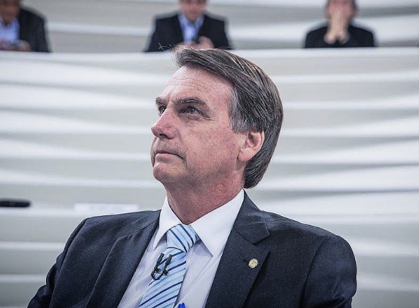 'Militares terão espaço, mas não ocuparão um terço dos ministérios', diz Bolsonaro