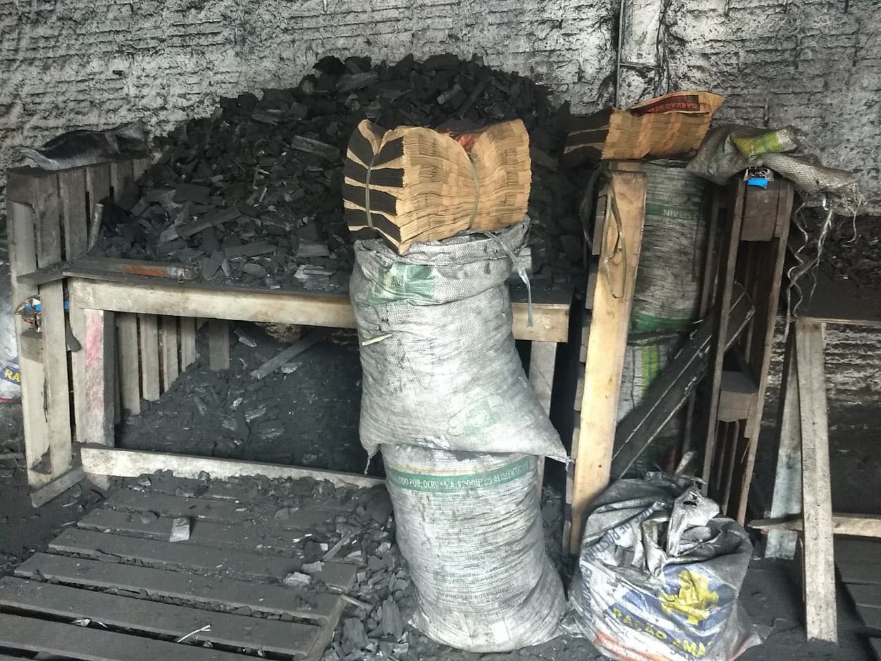 Em Manaus, mais de 2 toneladas de carvão são apreendidas em depósito irregular