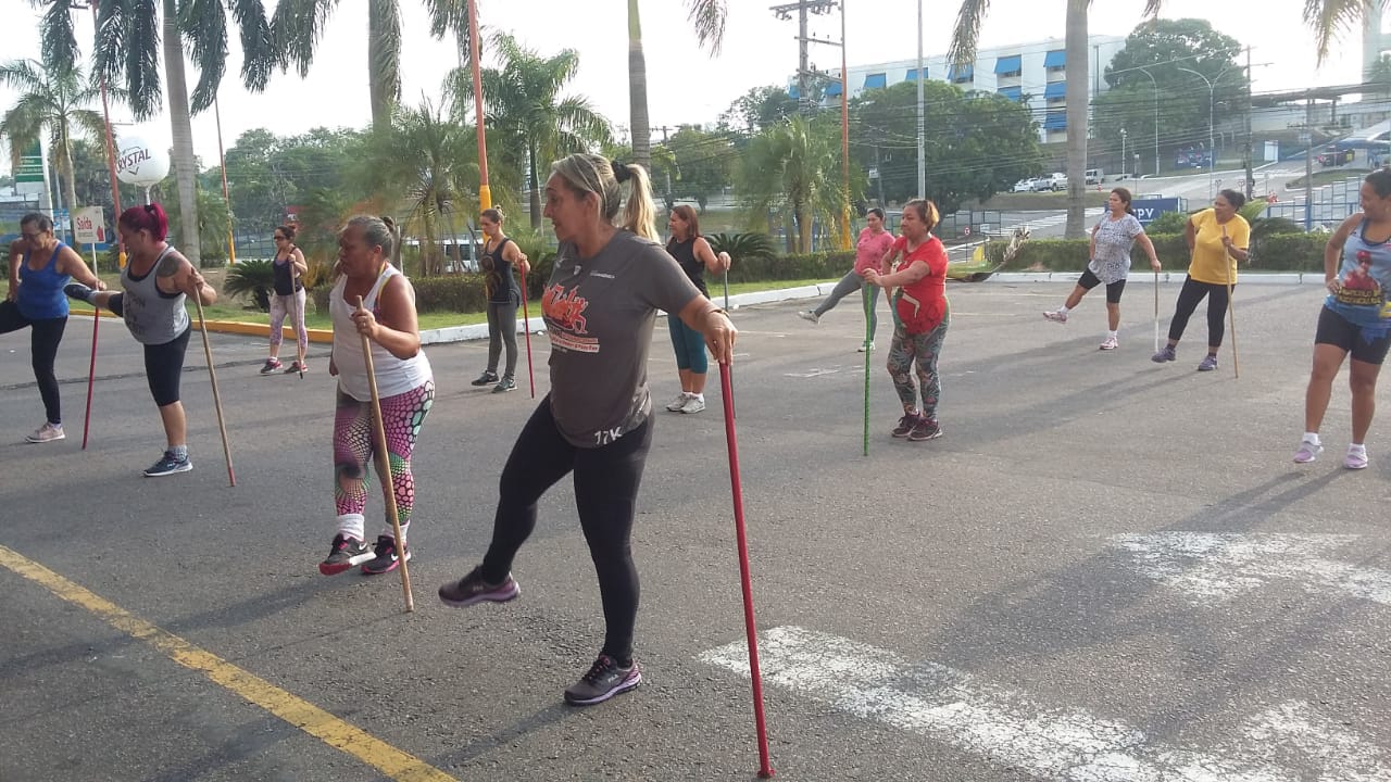Supermercado promove aula especial de zumba com temática de Halloween nesta quarta